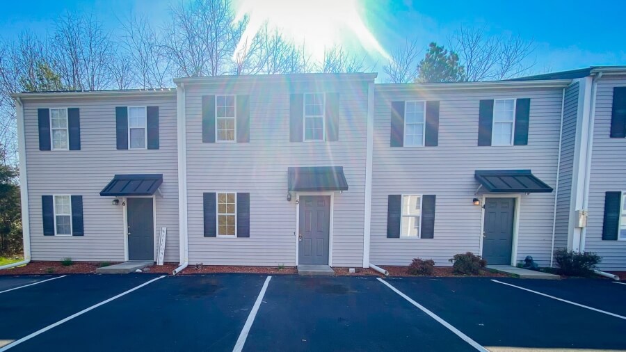 Photo of the D building at Poplar Ridge Apartments