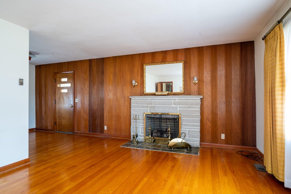 Photo #11: 131 Franklin Street