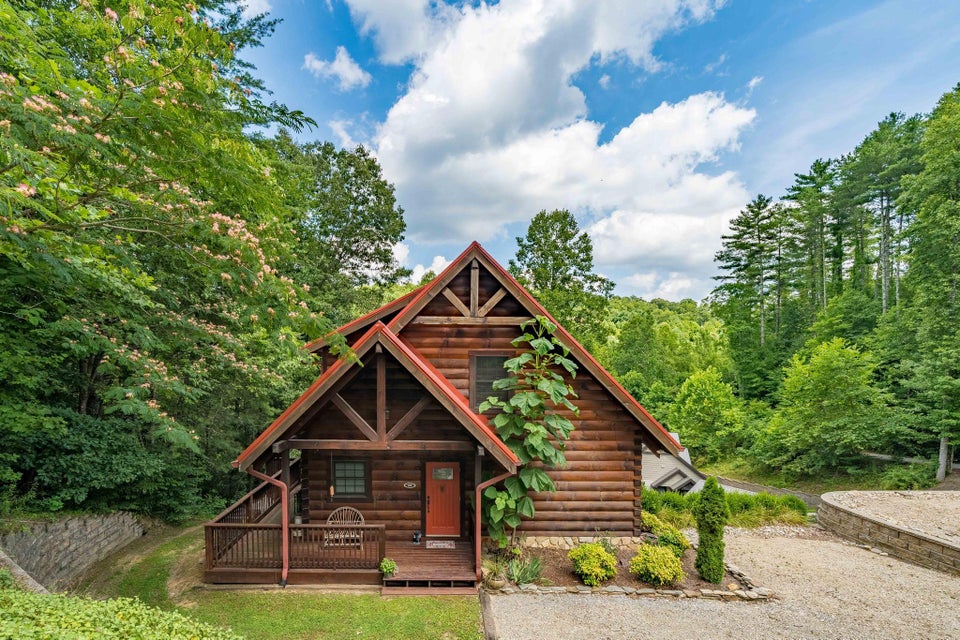 Photo #1: 102 Oak Point Place