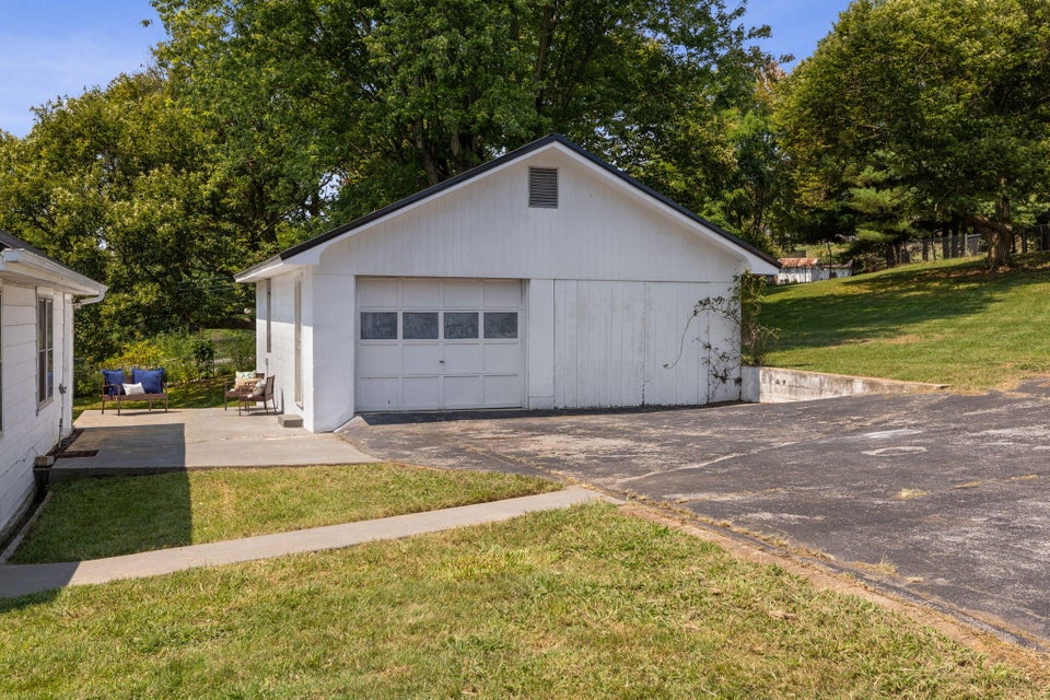 Photo #29: 128 Kingsley Avenue
