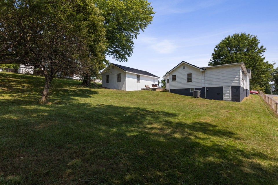 Photo #32: 128 Kingsley Avenue