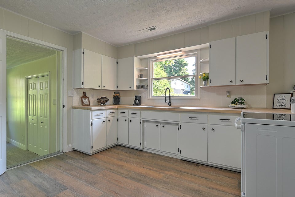 Photo #10: 1802 Presswood Road