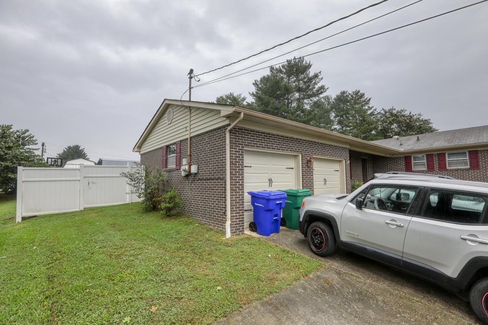 Photo #5: 1725 Russell Street