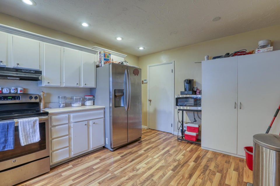 Photo #11: 1725 Russell Street