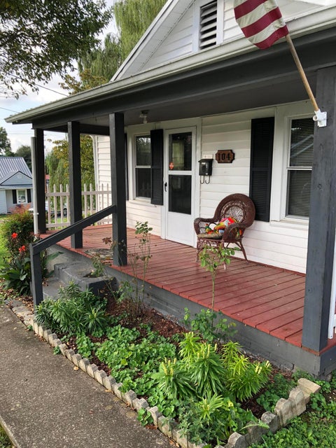 Photo #3: 104 Kingsley Avenue