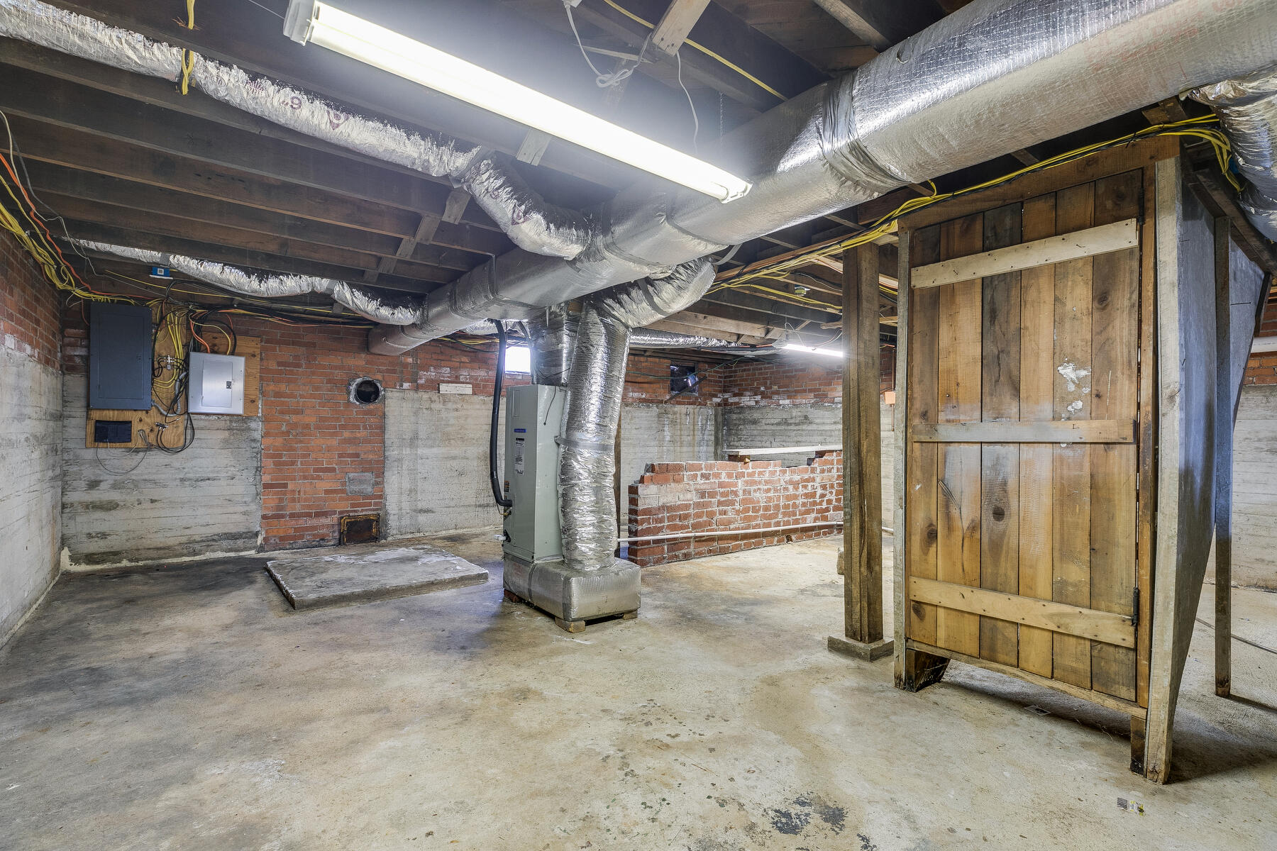 Photo #37: 1614 Center Street Street