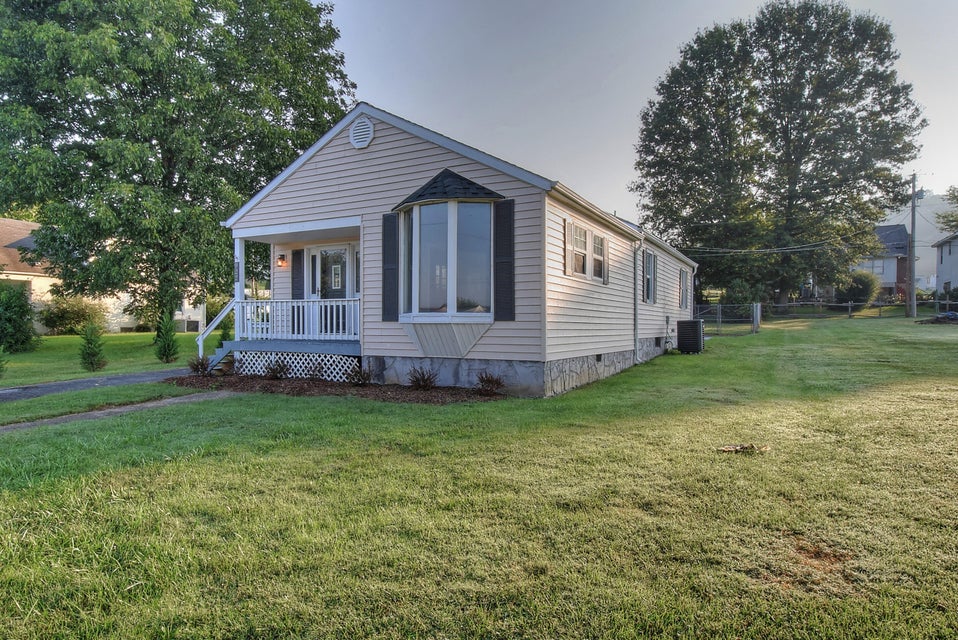 Photo #2: 922 Dejarnette Street