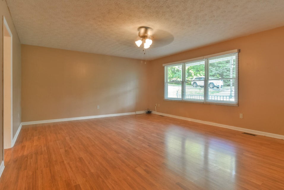 Photo #11: 818 Seven Oaks Drive