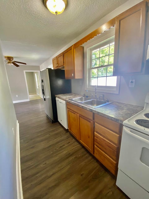 Photo #4: 1054 Robertson Street