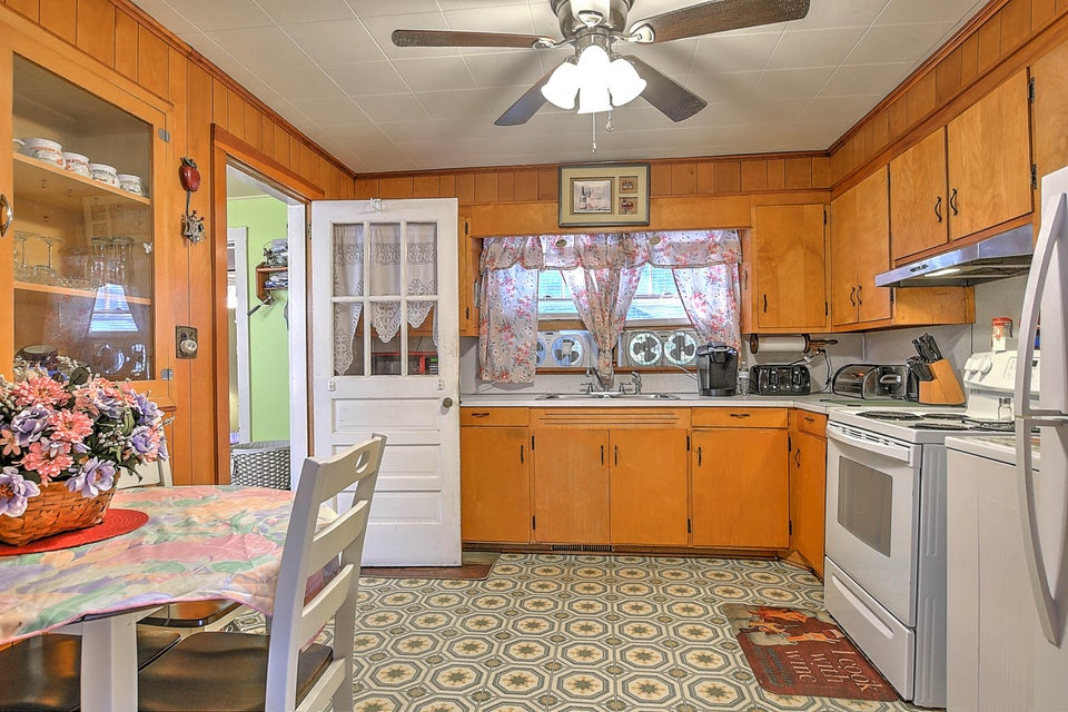 Photo #11: 153 Earl Avenue