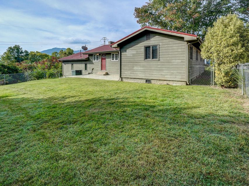 Photo #7: 400 Twin Oaks Drive