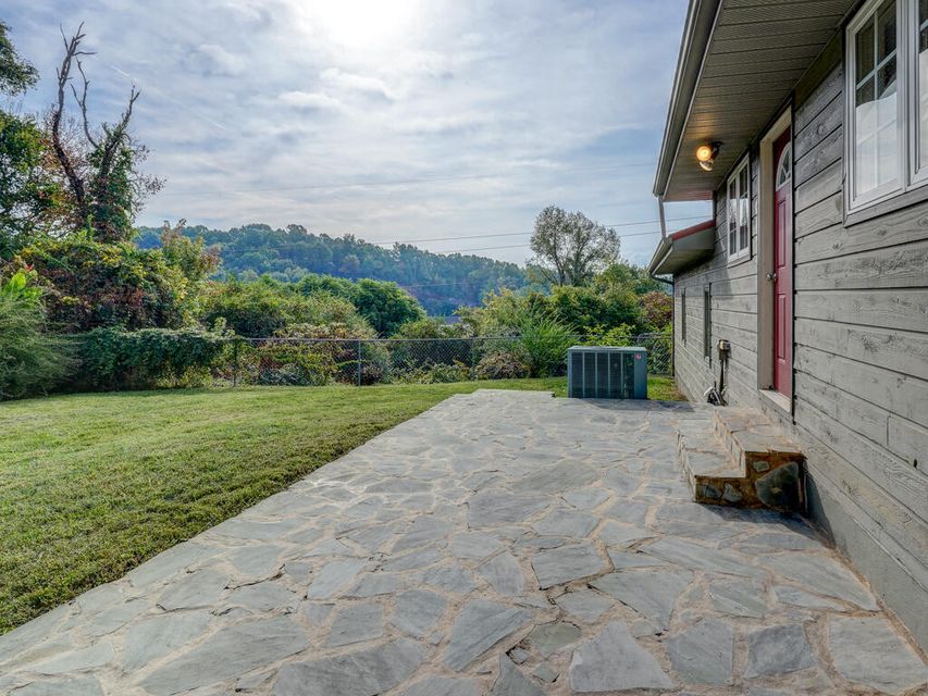 Photo #10: 400 Twin Oaks Drive