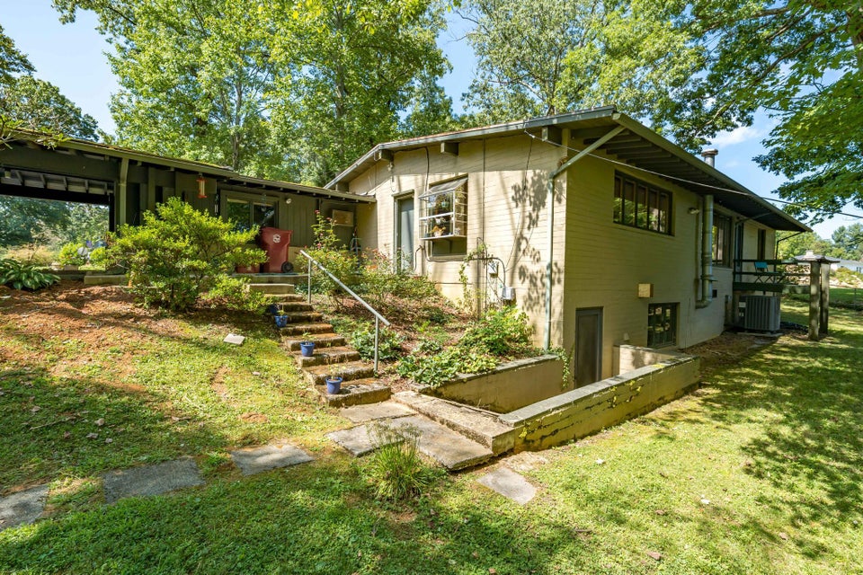 Photo #32: 1300 Iris Avenue