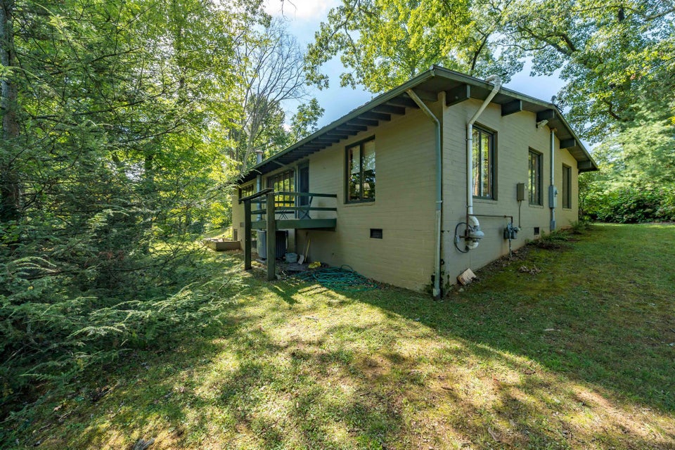 Photo #31: 1300 Iris Avenue