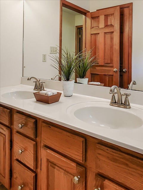 Photo #33: 6 Pine Timbers Court