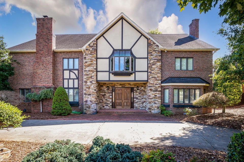 Photo #2: 2001 Buckingham Court
