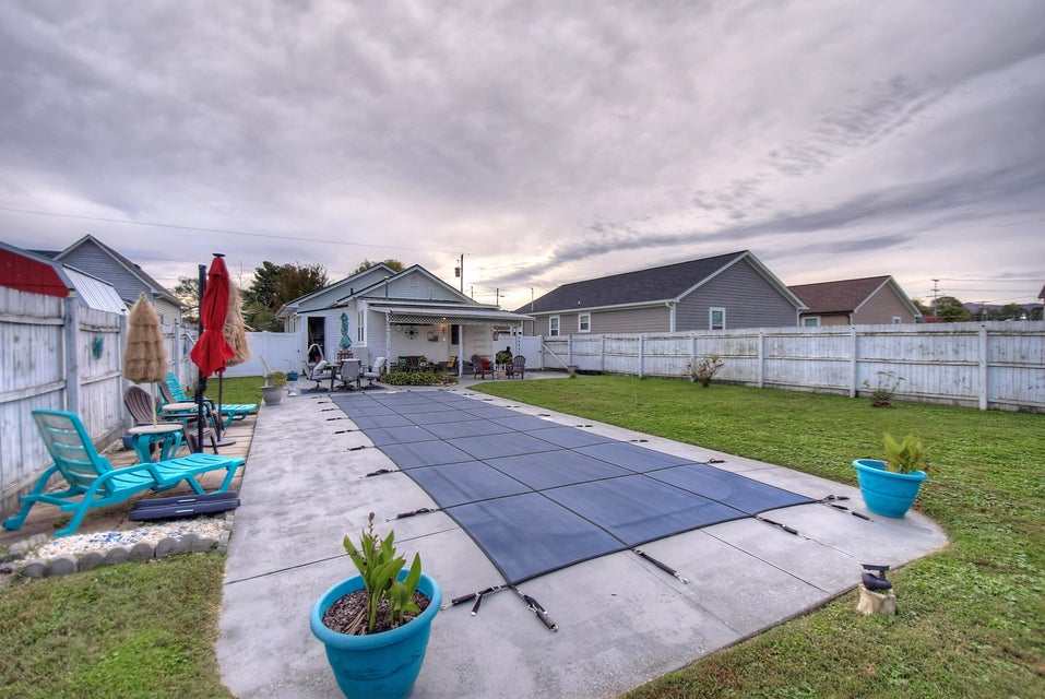 Photo #29: 817 Roan Street