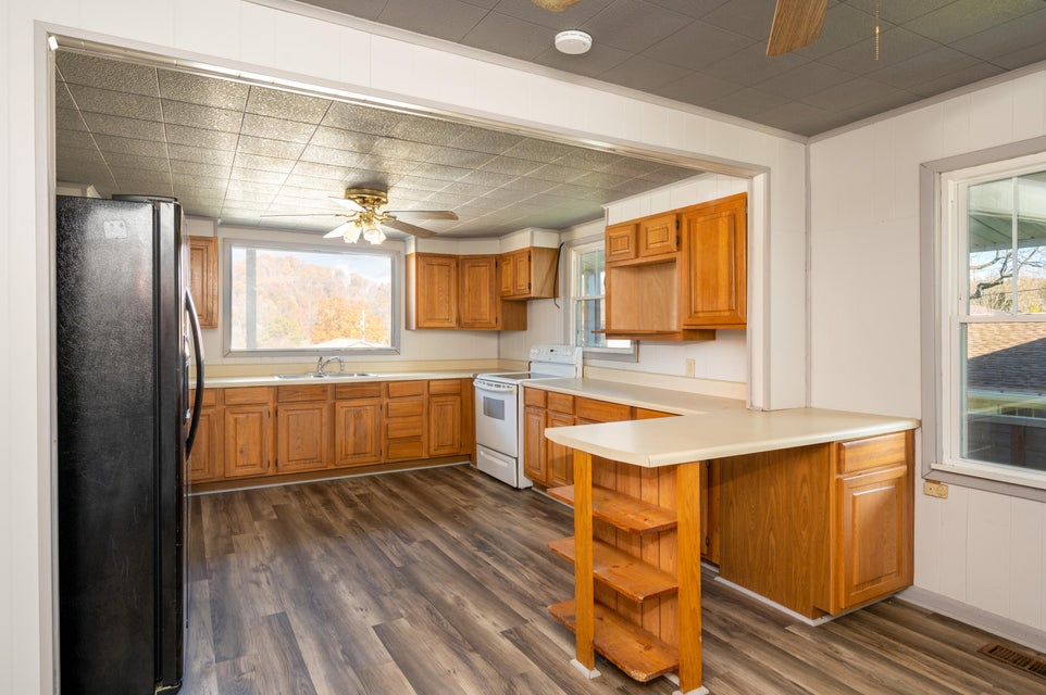 Photo #3: 705 Sunnyview Drive