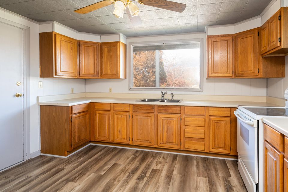 Photo #5: 705 Sunnyview Drive