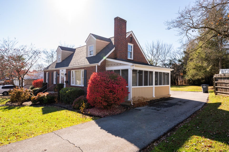 Photo #4: 824 Fairmont Avenue
