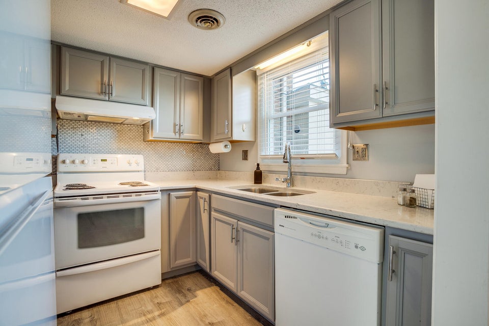 Photo #8: 1705 Lakeview Drive
