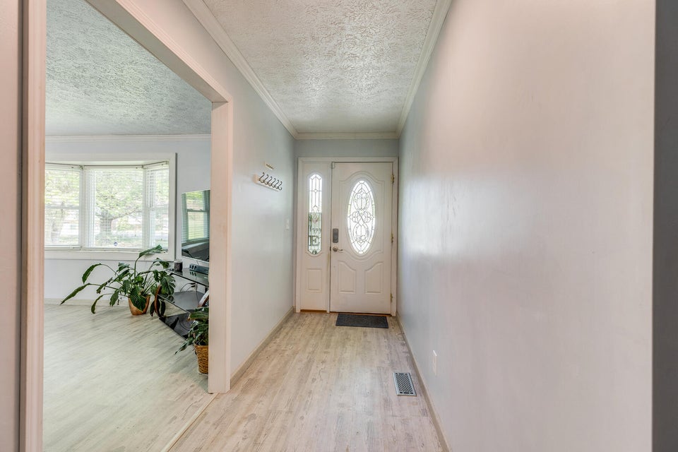 Photo #7: 812 Redwood Drive