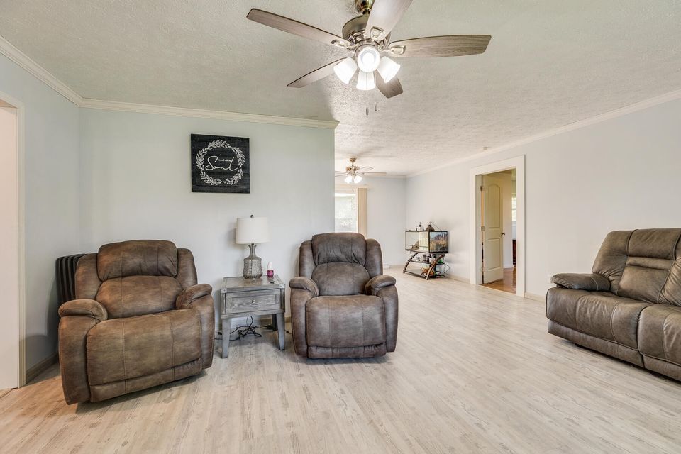 Photo #11: 812 Redwood Drive