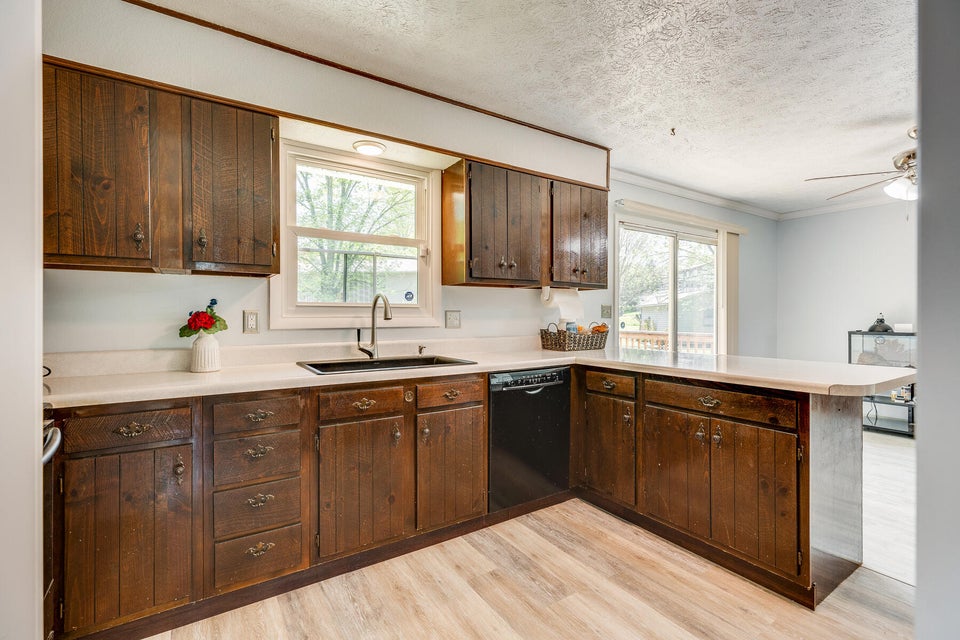 Photo #18: 812 Redwood Drive