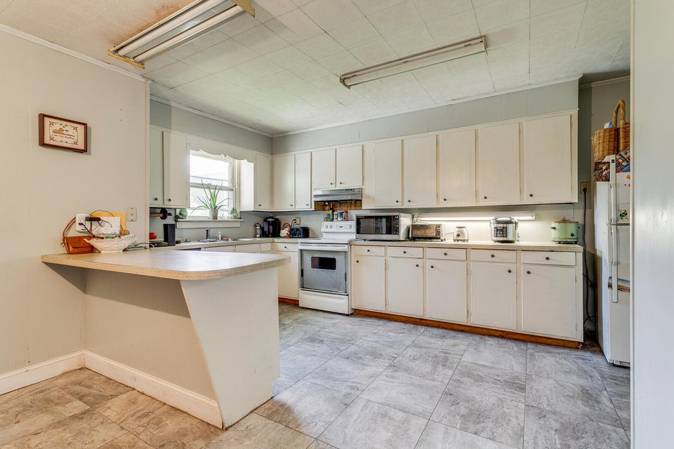 Photo #15: 615 Lynn Avenue