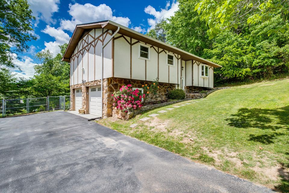 Photo #2: 705 Seven Oaks Drive
