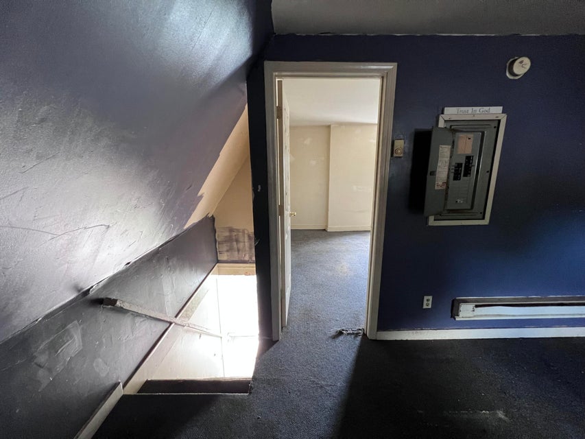 Photo #17: 213 Oakview Avenue