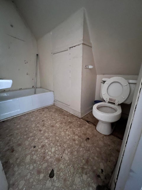 Photo #18: 213 Oakview Avenue