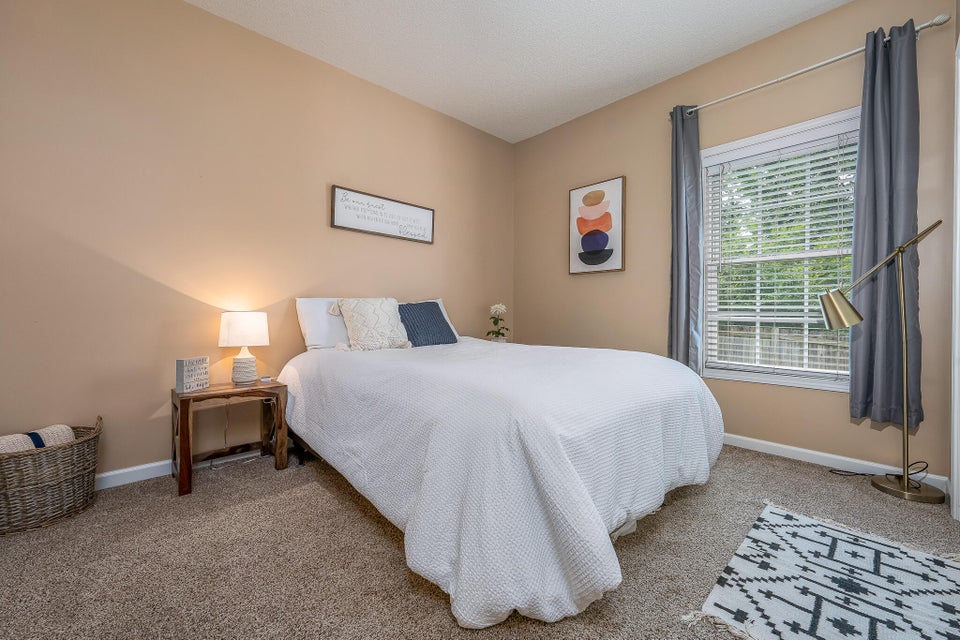 Photo #16: 32 Bedding Place