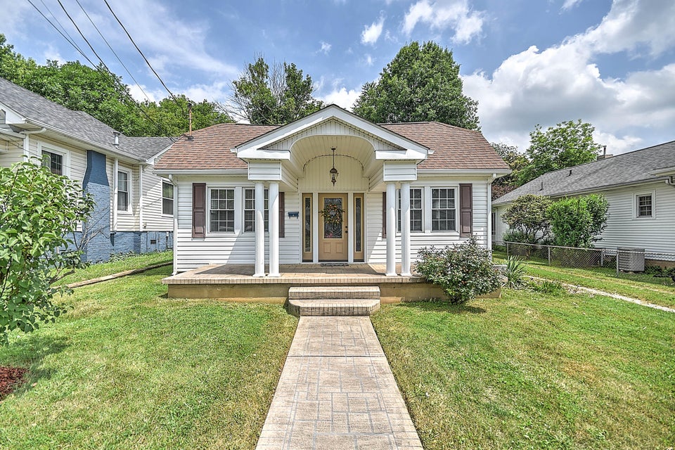 Photo #3: 907 Tremont Avenue
