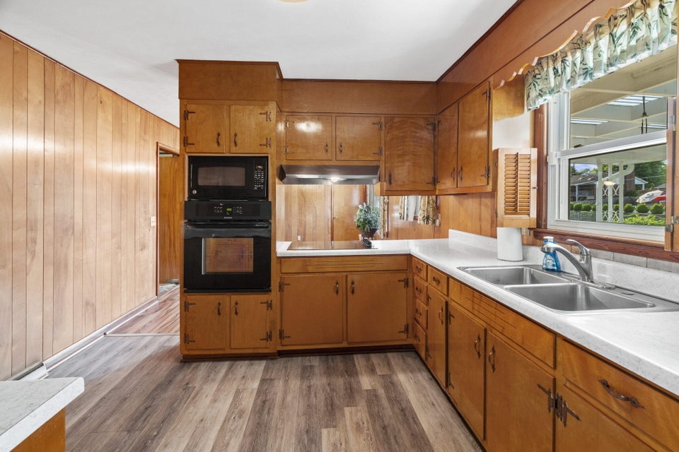 Photo #7: 867 Falcon Drive