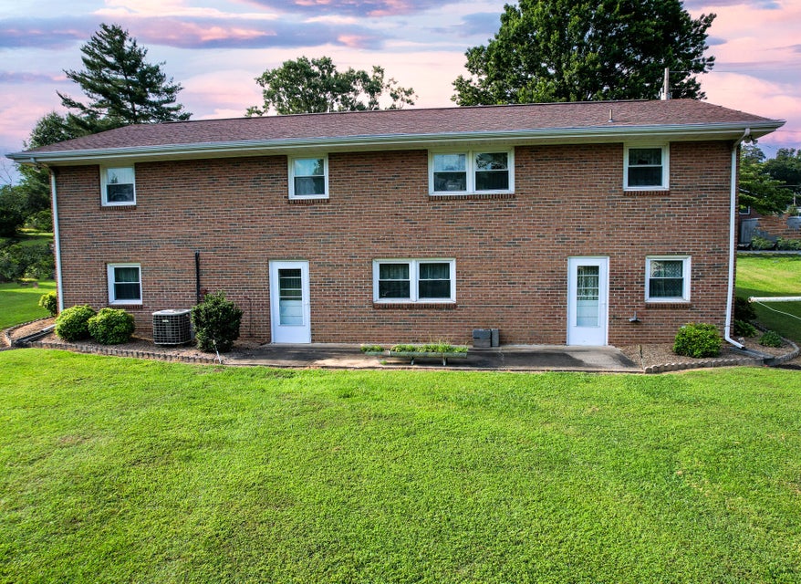 Photo #3: 918 Sylvan Circle