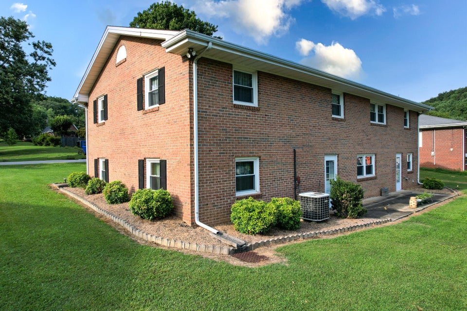 Photo #4: 918 Sylvan Circle