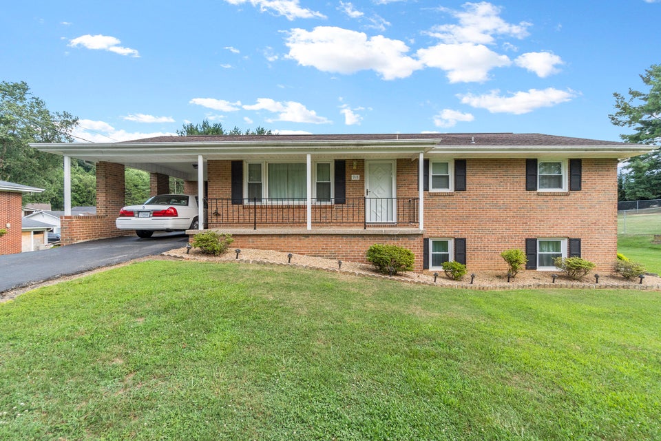 Photo #10: 918 Sylvan Circle