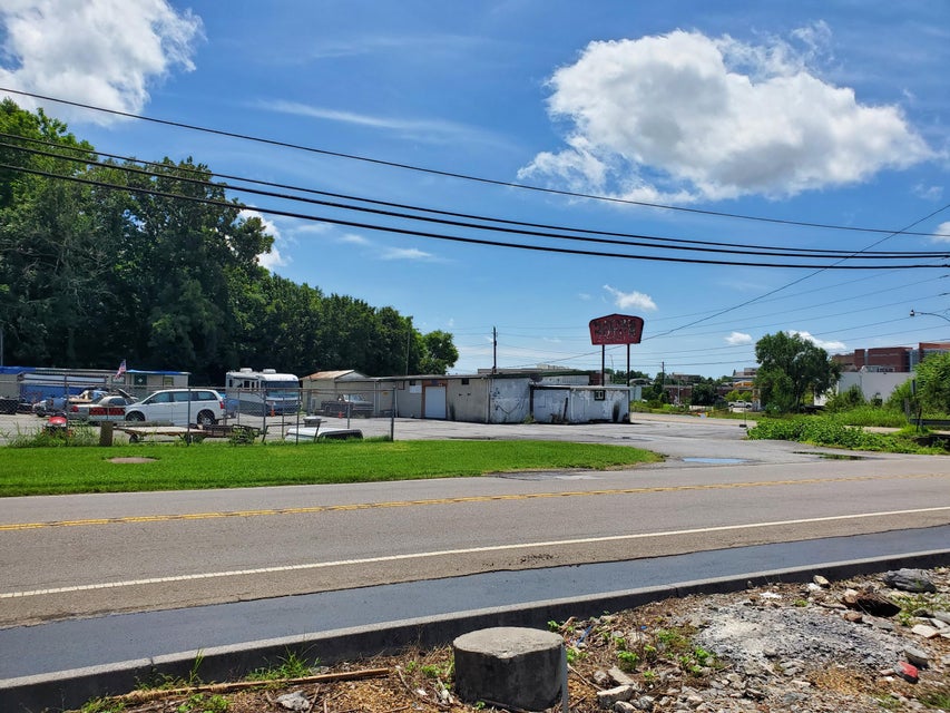Photo #3: 905 Bloomingdale Pike