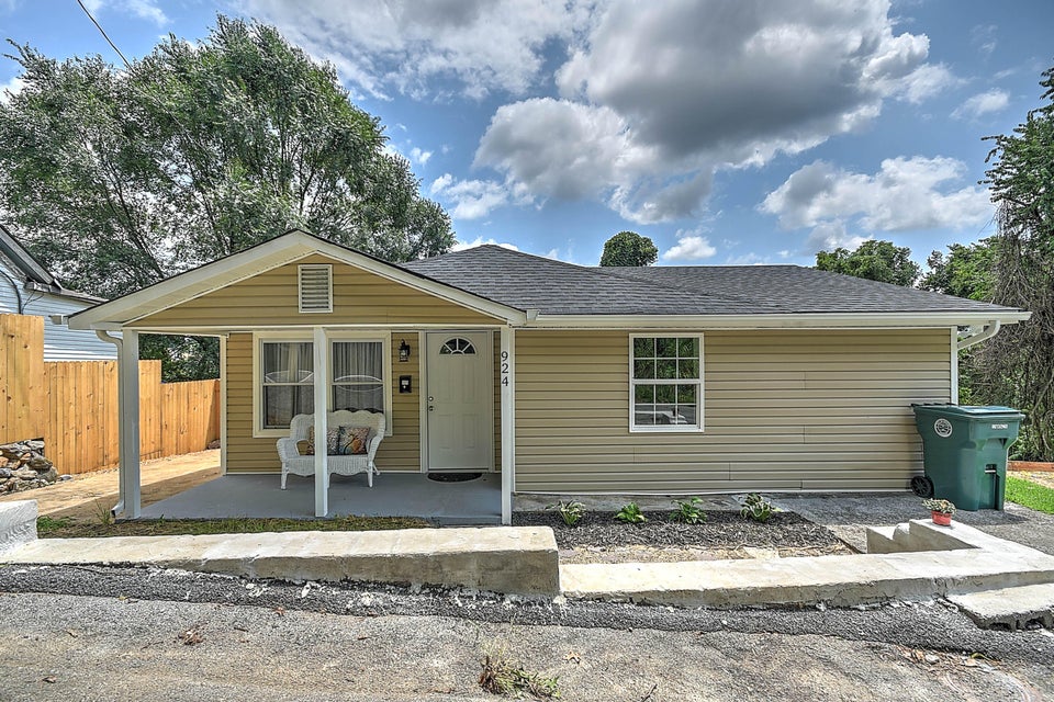 Photo #2: 924 Maple Street