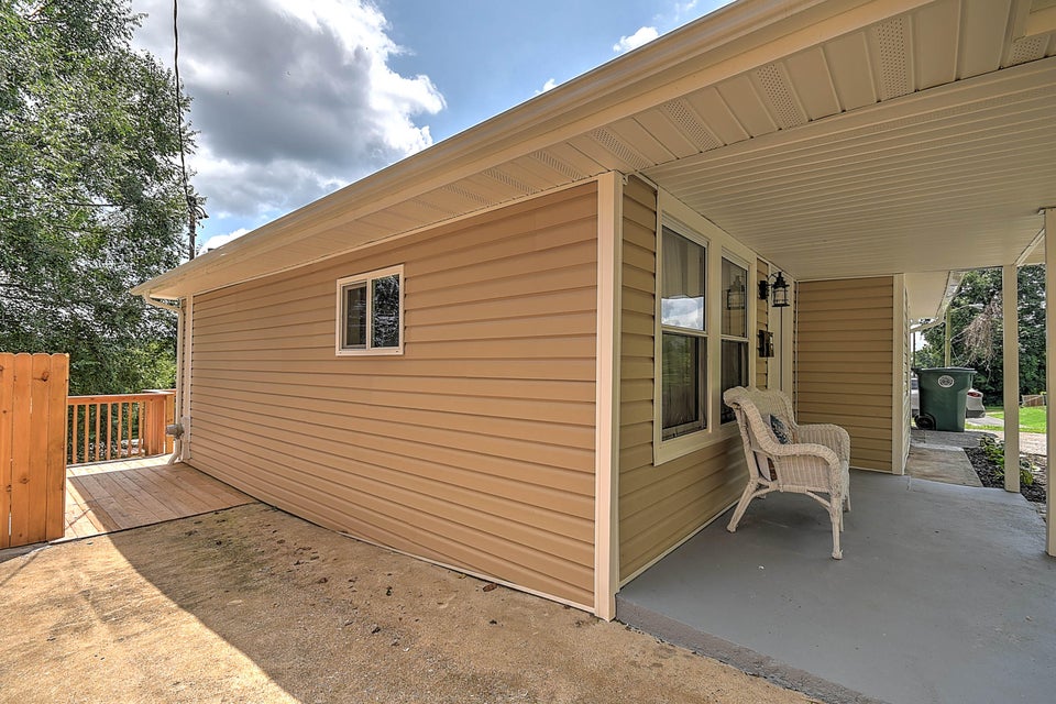 Photo #4: 924 Maple Street