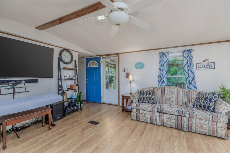 Photo #23: 909 Parsonage Road
