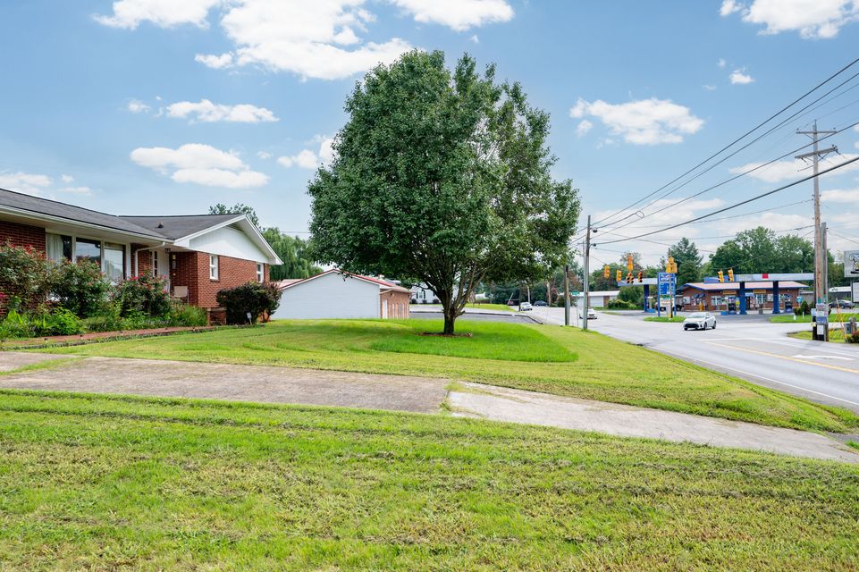 Photo #9: 2704 Bloomingdale Road