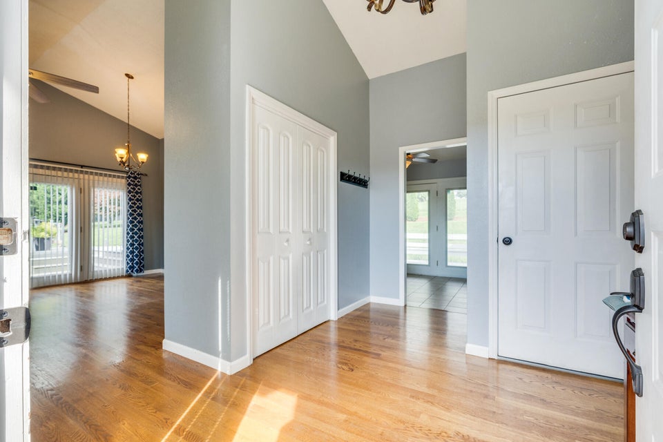 Photo #7: 424 Coralwood Drive