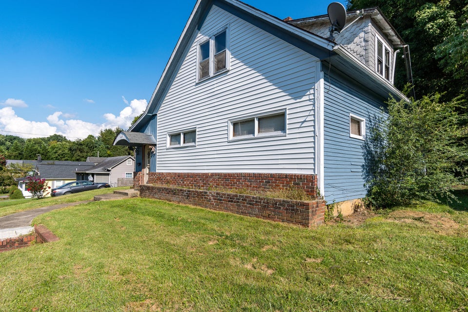 Photo #9: 617 Franklin Street