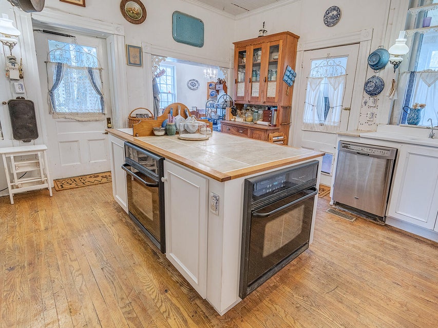 Photo #17: 102-104 Doughty Avenue