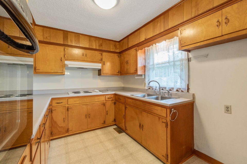 Photo #16: 918 Sylvan Circle
