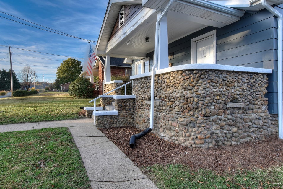 Photo #5: 615 Lynn Avenue