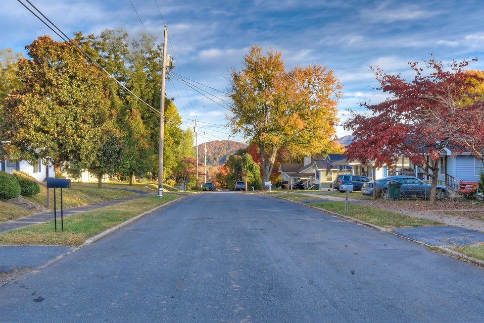 Photo #33: 615 Lynn Avenue