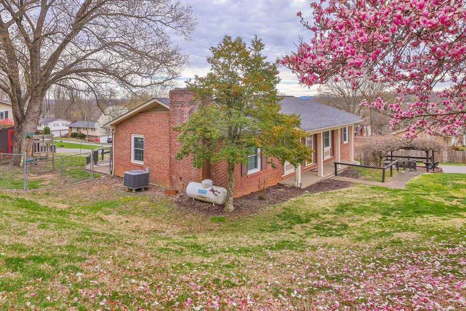 Photo #7: 981 Beechwood Drive